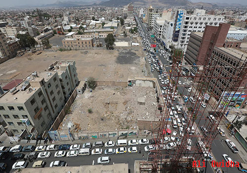 مسلحان مجهولان يطلقان قذيفة على مكتب رجل أعمال بشارع الزبيري في العاصمة صنعاء