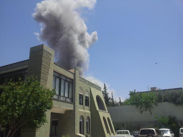 صورة  للقصف الذي طال منزل صالح كما تدوالها ناشطون على مواقع التو