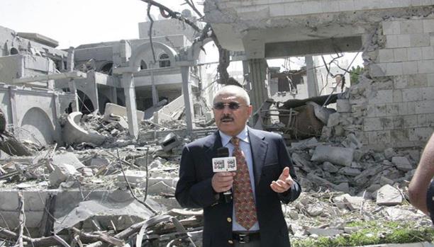 علي عبدالله صالح يتحدث من أمام منزله الذي قصفتها قوات التحالف وس