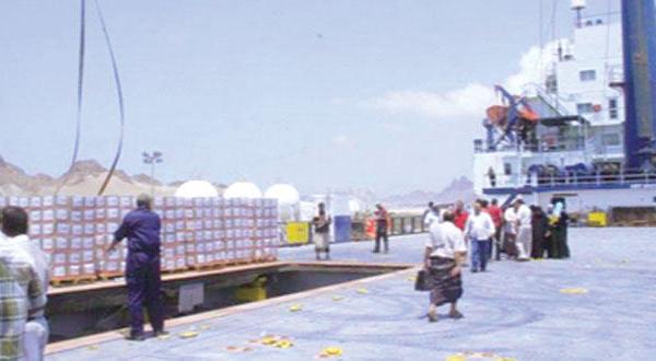 هيئة الهلال الأحمر الاماراتي توزع المزيد من المساعدات الغذائية للمتأثرين في محافظة المهرة