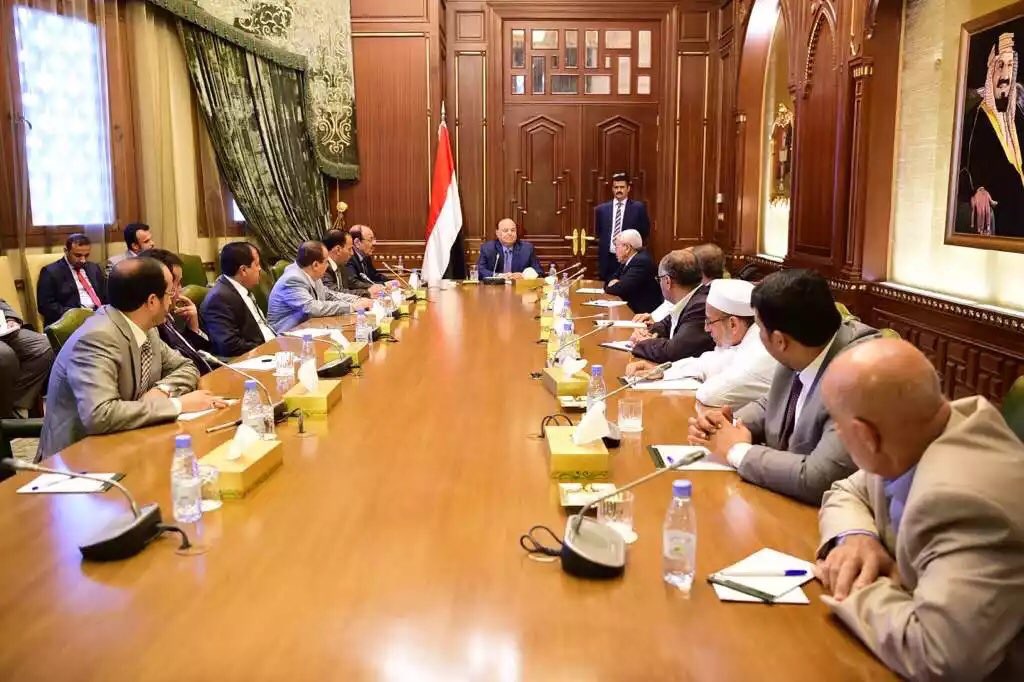 الرئيس يلتقي رؤساء الكتل البرلمانية ويحاضرهم عن السلام متجاهلاً انعقاد مجلس النواب في عدن