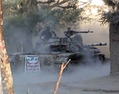 دبابة استحوثت عليها مليشيات الحوثي اثناء اقتحامها لمعسكرات الجيش