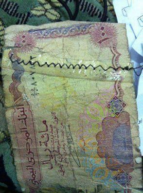 في اليمن فقط.. يتم خياطة العملة لإعادة استخدامها