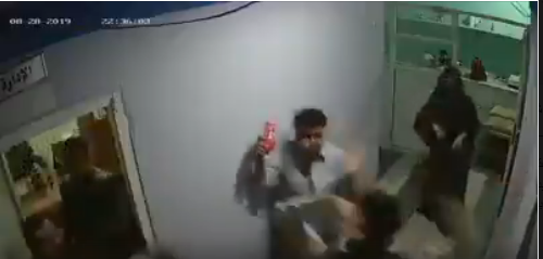 حقيقة تعرض مواطن من أبين للضرب والطعن بالجنبية في صنعاء (فيديو)
