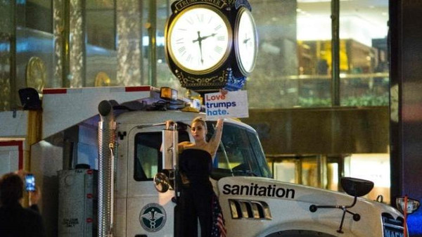 الفنانة الأمريكية الشهيرة «ليدي غاغا» تتظاهر ضد فوز ترمب على سيارة مجاري أمام برجه