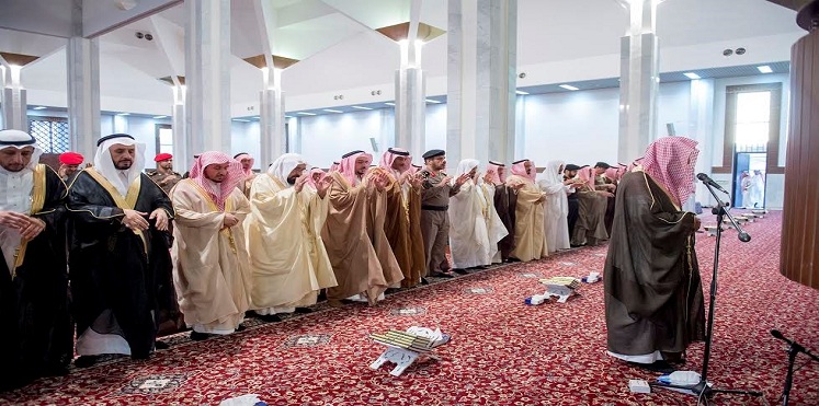 السعوديون والقطريون يؤدون صلاة الاستسقاء طلبًا للغيث (فيديو وصور)