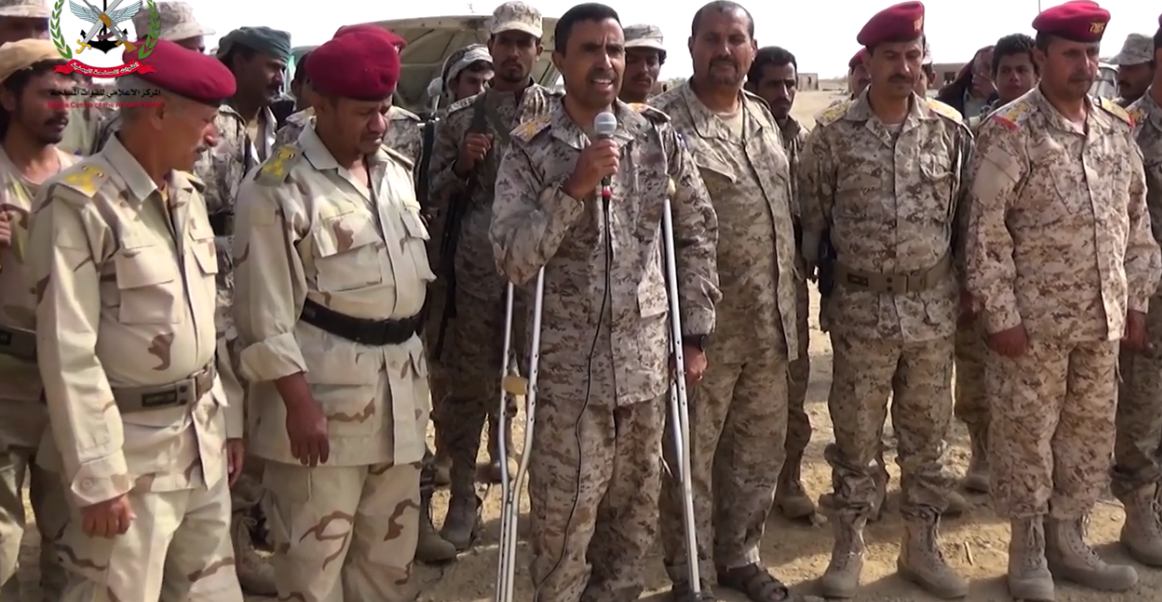 قائد عسكري في الجيش الوطني يقود المعارك ضد ميليشيا الحوثي بعكازتيه؟ (صور)