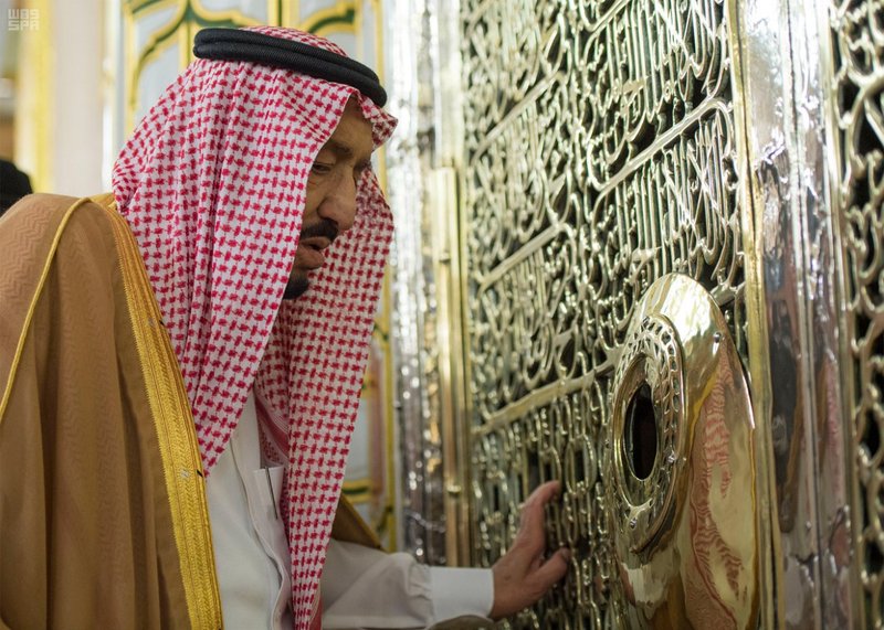 بالصور .. الملك سلمان يصل المدينة المنورة ويزور المسجد النبوي