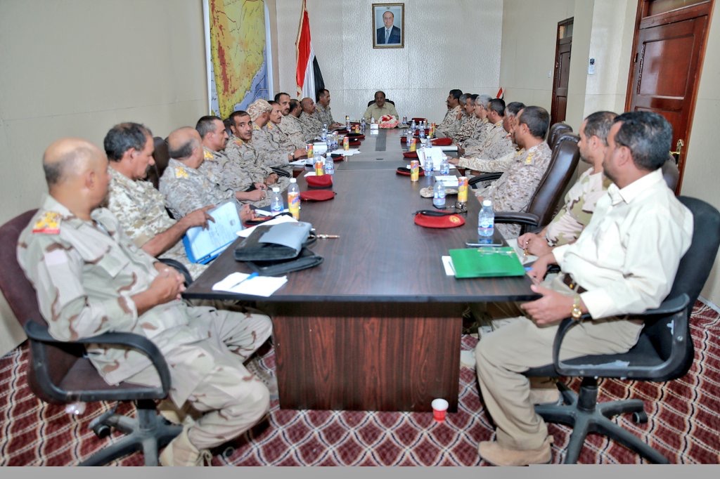 نائب الرئيس والقائد الأعلى يرأس اجتماعاً عسكرياً في مأرب ويؤكد إن المعركة ليست مع الحوثيين