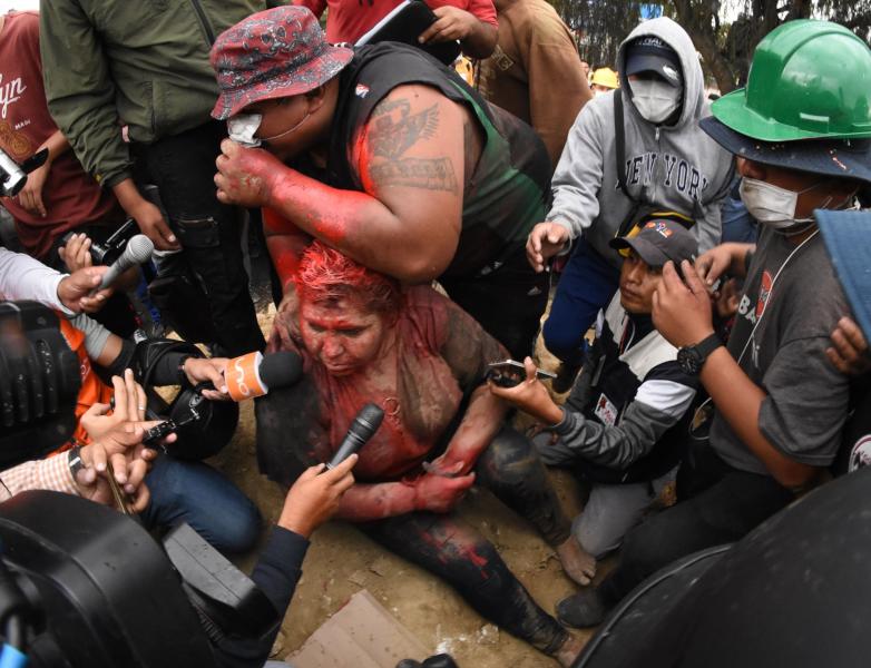 مهاجمة متظاهرين لعمدة في بوليفيا