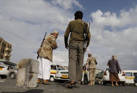 متمردون حوثيون يقفون على نقطة تفتيش في صنعاء - رويترز