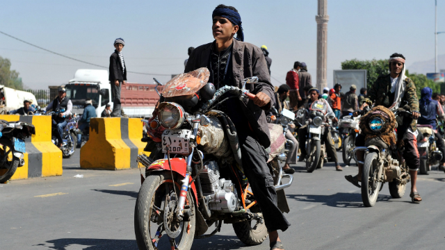 جماعة الحوثي سمحت بعودة حركة الدراجات النارية بعد حظر السلطات ال