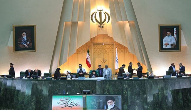 برلمان إيران يدرس طلبا باعتماد ميزانية لدعم الحوثيين
