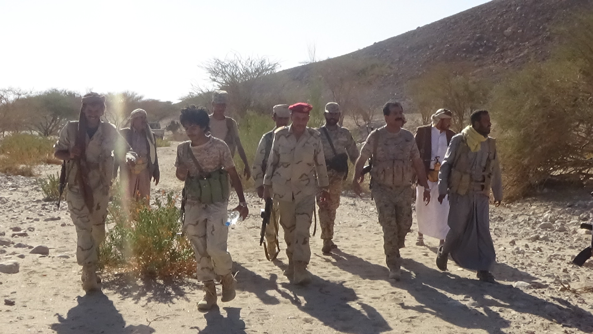محافظ الجوف يظهر في جبهات القتال مع الجيش ويزور المجمع الحكومي للرد على الحوثيين (فيديو)