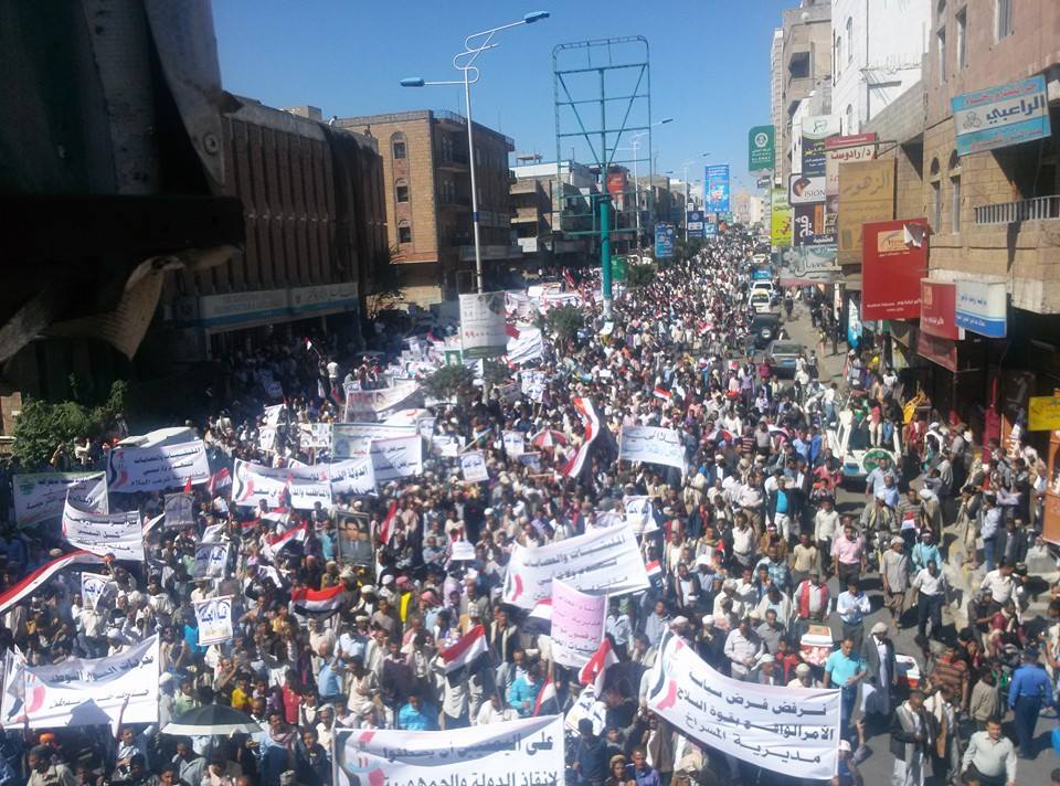 عشرات الآلاف يتظاهرون في تعز ضد الحوثيين ومسيرة حاشدة في إب وجرحى في اعتداء على مسيرة في البيضاء