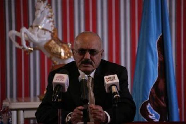 صالح يحذر دول الإقليم والمجتمع الدولي من المساس بالوحدة اليمنية