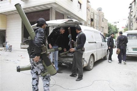 مقاتلون من الجيش السوري الحر في احدى ضواحي دمشق يوم الاربعاء (رو