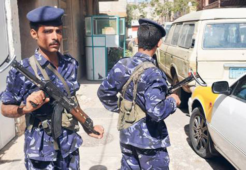 الأمن يضبط مسلح متنكر بزي نسائي بالعاصمة صنعاء