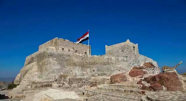 قاهرةُ تعز :قلعةٌ أثريّة في مهبّ العنف