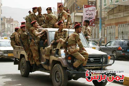 جنود من الفرقة أولى مدرع في صنعاء (يمن برس - أرشيف)