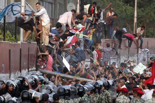 بالصور: المصريون يقتحمون السفارة \