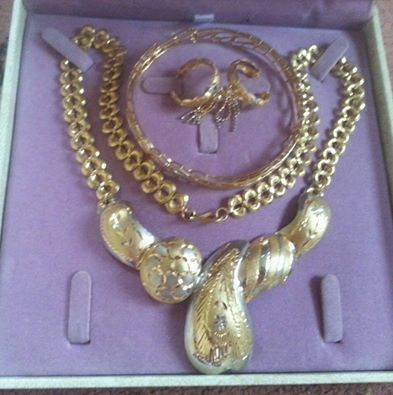 بالفيديو: خليجية تشتري طقم مجوهرات تبرعت به يمنية لصالح جرحى المقاومة بمبلغ مالي كبير