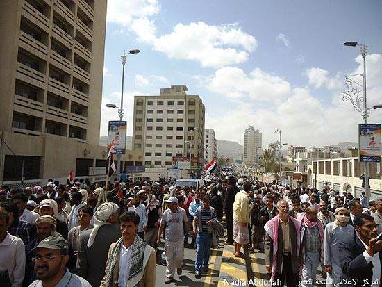قتلى وجرحى في قصف على تعز.. ومظاهرات غير مسبوقة ضد النظام اليمني