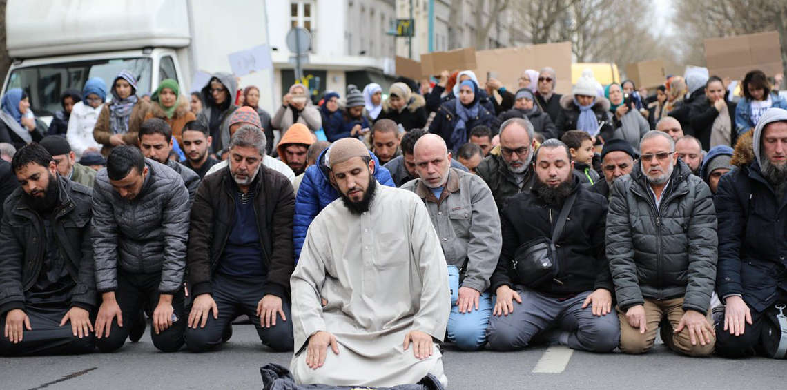 مسلمون يصلّون في الشارع احتجاجًا على إغلاق أحد المساجد بفرنسا (صور وفيديو)