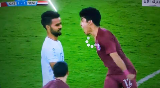 لاعب كرة قطري بمنتخب الشباب يتهجم على لاعب يمني