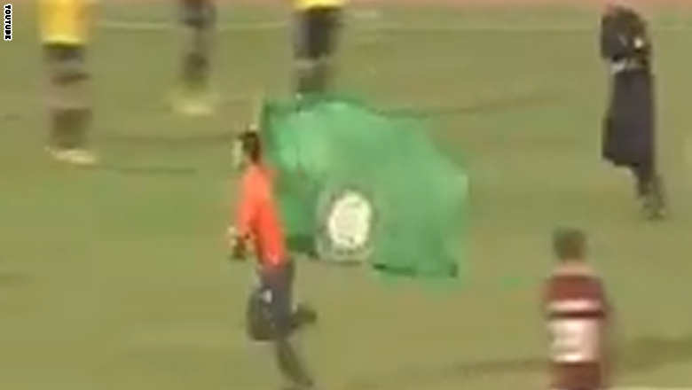 مشهد مضحك.. مشجّع يقتحم الملعب ويراوغ رجال الأمن خلال مباراة بين فريقين لبنانيين