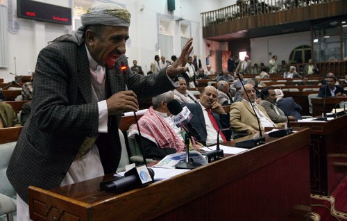 نواب يمنيون يستقيلون من البرلمان بسبب قانون الحصانة