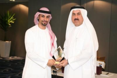 يمني يحصل على جائزة أفضل موظف في الإمارات