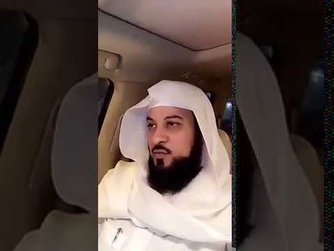 أبناء الداعية السعودي العريفي يبيعون التمر أمام أحد المساجد (فيديو)