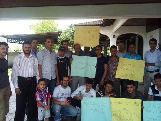 الطلاب ينفذون إحتجاجاً داخل السفارة اليمنية