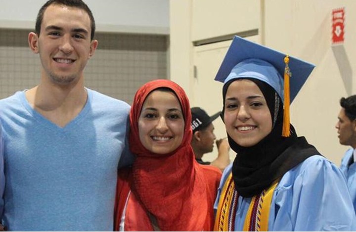 تفاصيل قيام إرهابي أمريكي بقتل ثلاثة طلاب مسلمين في جامعة نورث كارولاينا