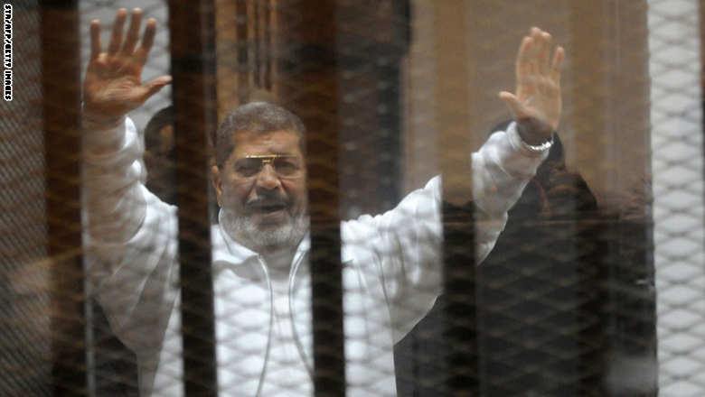 محكمة مصرية تأمر باستدعاء مرسي ووزير الداخلية ومساعديه للشهادة بقضية \