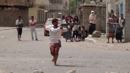 عنصر من المقاومة الشعبية في عدن يرد على اطلاق النار من قبل مجامي