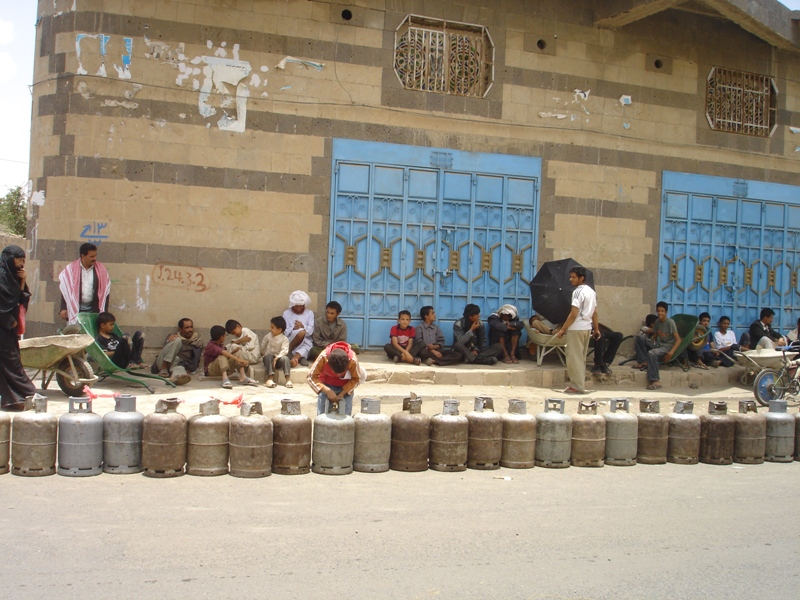 باسندوة يطالب بإعادة النظر في اسعار بيع الغاز اليمني