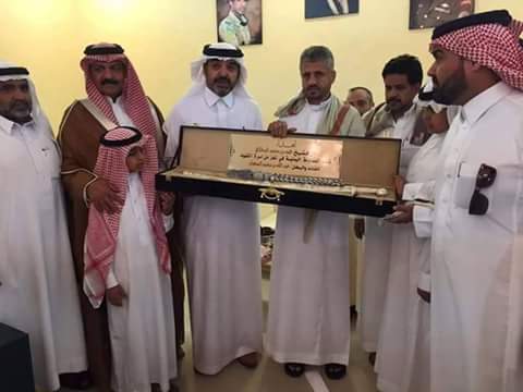 أسرة قائد عسكري سعودي استشهد في اليمن تكرم الشيخ حمود المخلافي (صور)