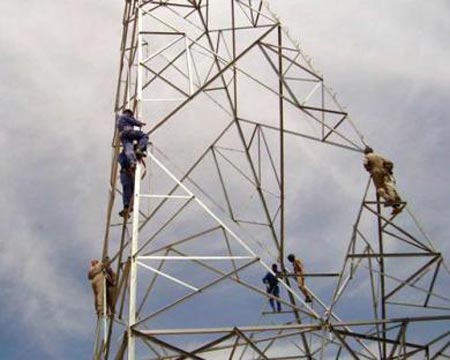 الكهرباء تستعيد معداج البرج المنهوبة من قبل مسلحين في مأرب
