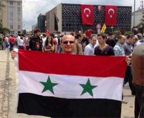 يحيى صالح يظهر وسط المتظاهرين الاتراك ضد اردوغان وهو يحمل العلم السوري (صورة)