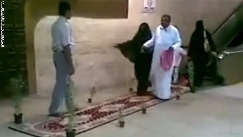 فيديو «يمني» يقبل قدمي أمه في المطار يشغل الرأي العام.. وعضو الأفتاء السعودية يعتبر «الانحناء» حرام