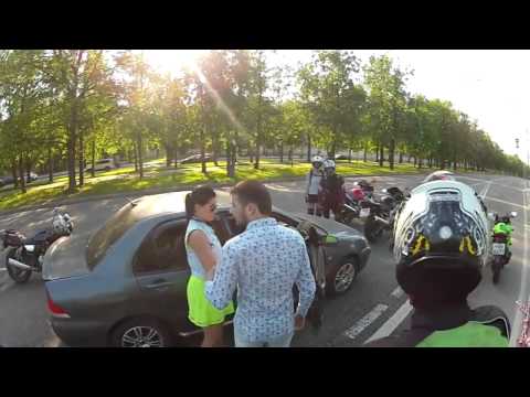 هجوم على سيارة ينتهي بطلب يد فتاة (فيديو)