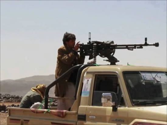 مسلح حوثي يمسك برشاش على متن طقم في شمال صنعاء (ارشيف - فيسبوك)