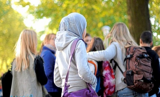 بعد تطبيقه على المرحلة الابتدائية.. مقترح بحظر الحجاب في المدارس الثانوية في هذه الدولة