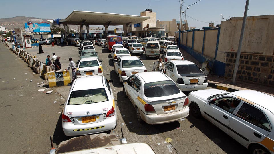 الحكومة تؤكد استعدادها لتوفير الوقود في مناطق سيطرة الحوثيين وبأقل الأسعار