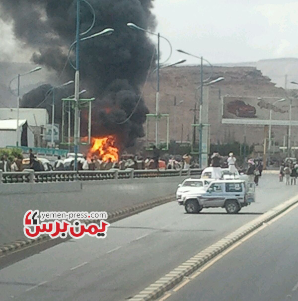 انفجار وحريق هائل يلتهم سوقا سوداء لبيع المشتقات النفطية شمال العاصمة صنعاء (صور)