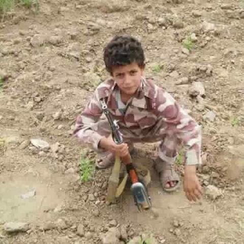 ذمار: الحوثيون يجندون الأطفال في عتمة غصباً عن آبائهم ويعاقبون الرافضين لممارساتهم (صور)