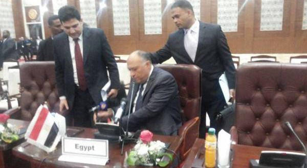شاهد بالفيديو  وزير الخارجية المصري يحطّم ميكروفون 