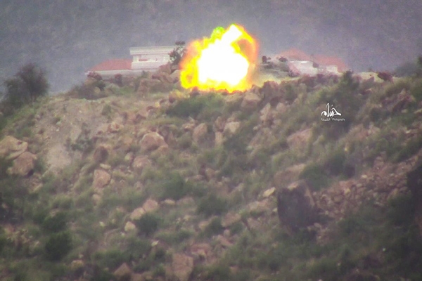 دبابة للحوثيين تطلق قذائفها على الأحياء السكنية بتعز من تلة السل